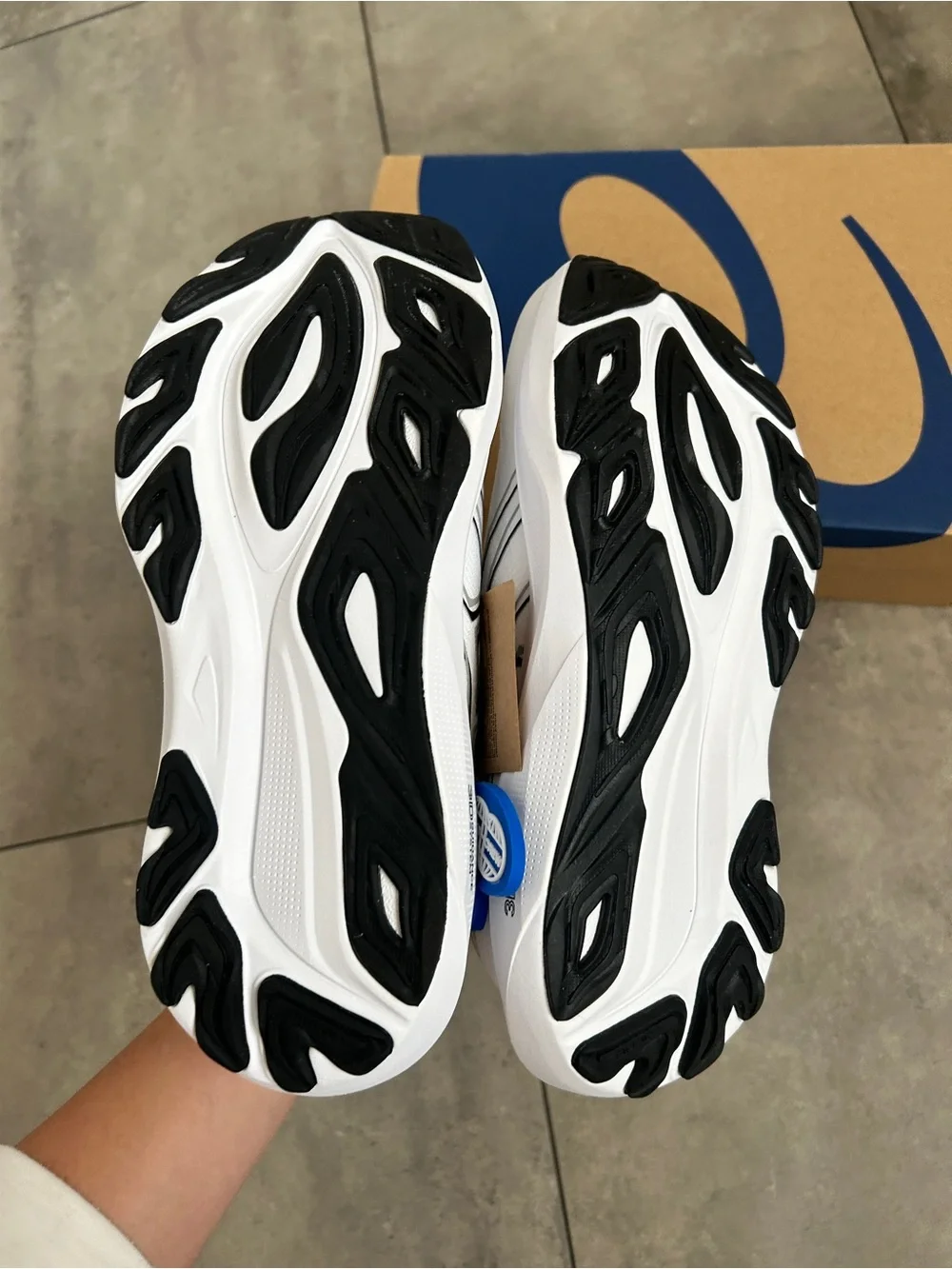 NEW ASICS Women's GT-2000 14 Running Shoes white black 6